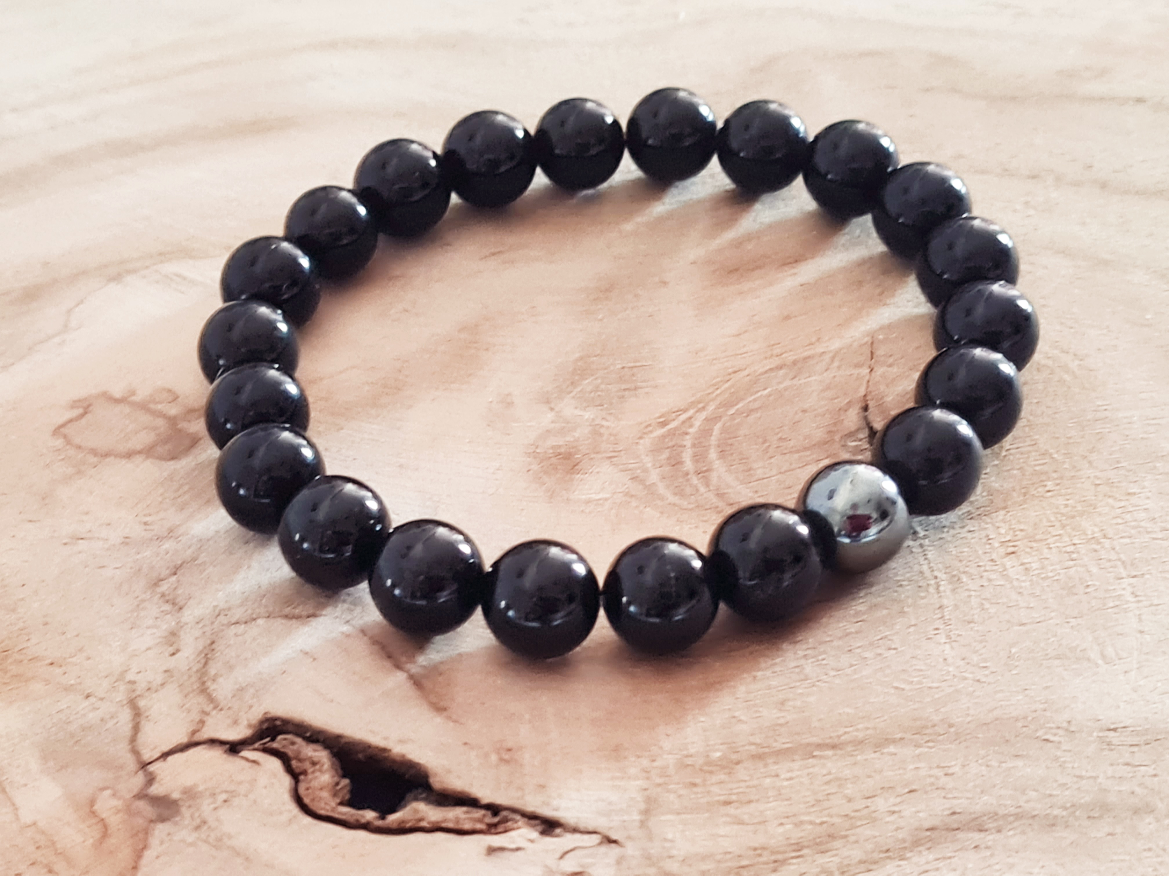 Ce bracelet est en obsidienne noire. L'obsidienne noire est un bouclier  contre les énergies négatives.