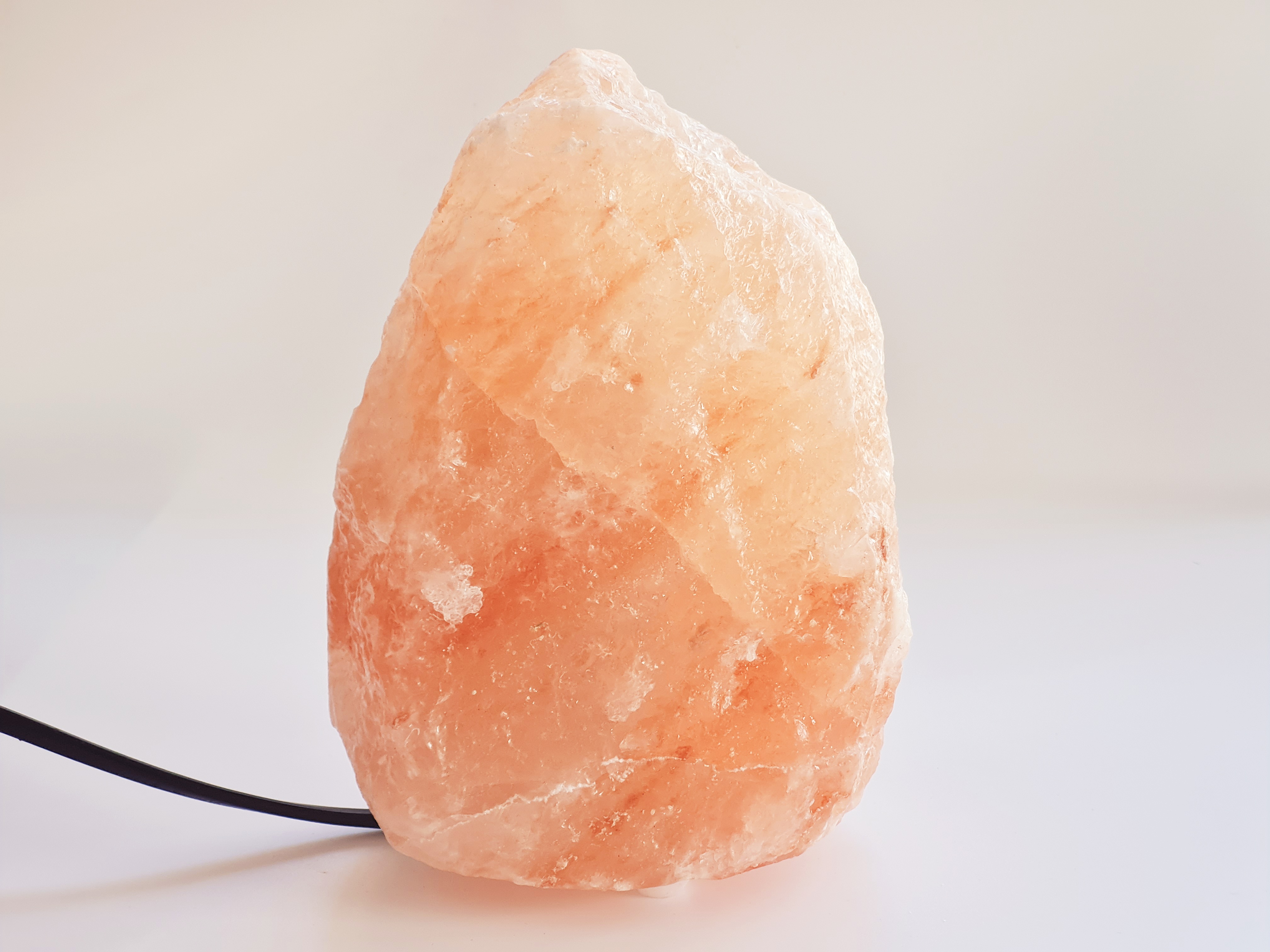 Une lampe de sel de l'Himalaya brut pour décorer vos intérieurs et profiter  des bienfaits des lampes de sel (purifier l'air avec le sel, bien-être…).