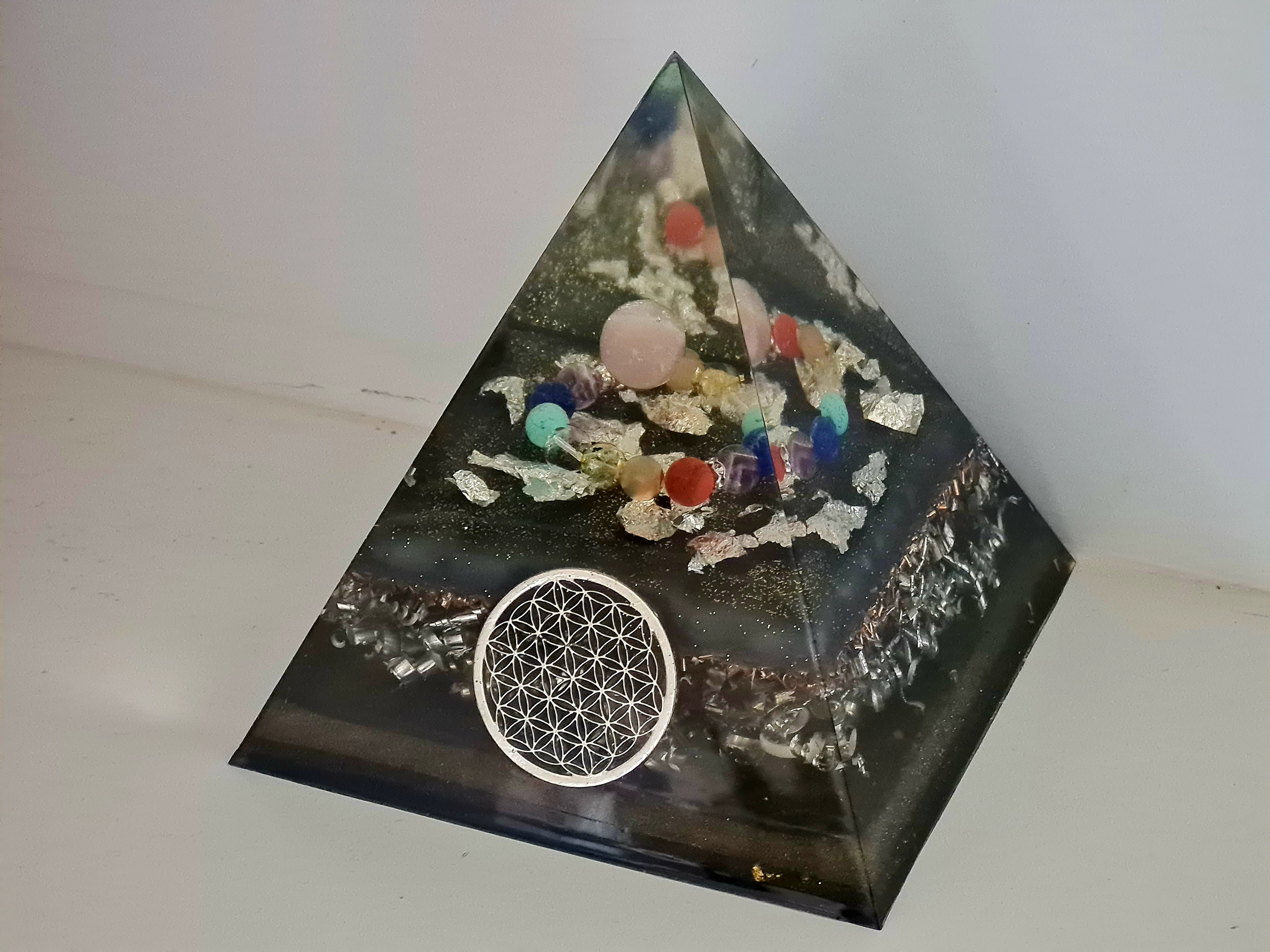 Soulnioi Grande pyramide d'orgonite de 9,7 cm, générateur d'énergie  positive en quartz naturel avec pendentif en orgonite pour l'équilibre des