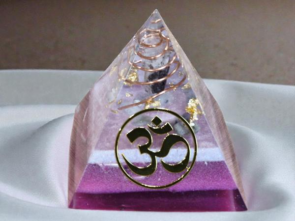 Orgonite pyramide rose AUM OM