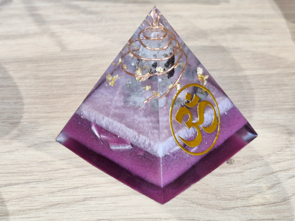 Orgonite pyramide rose AUM OM