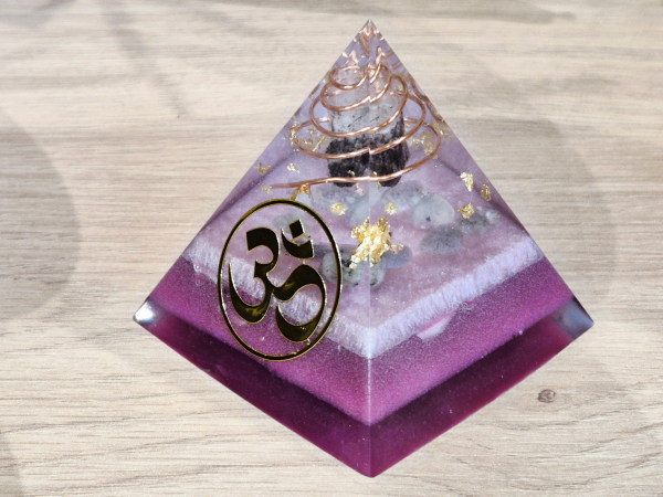 Orgonite pyramide rose AUM OM