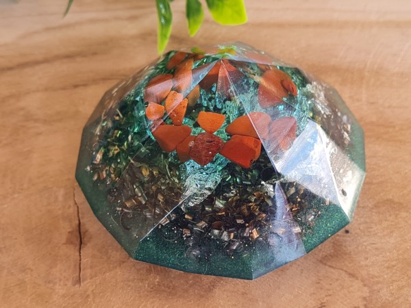 Orgonite diamant bleutée jaspe rouge