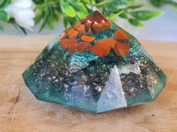 Orgonite diamant bleutée jaspe rouge